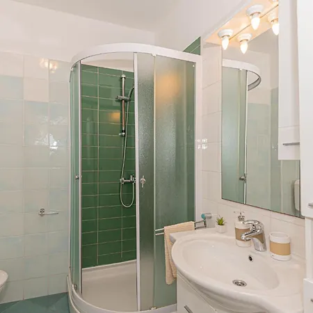 3 Bedroom Beautiful Home In Rogoznica Holiday home *