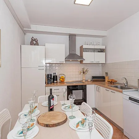 بيت للعطل 3 Bedroom Beautiful Home In Rogoznica روغوزنيكا