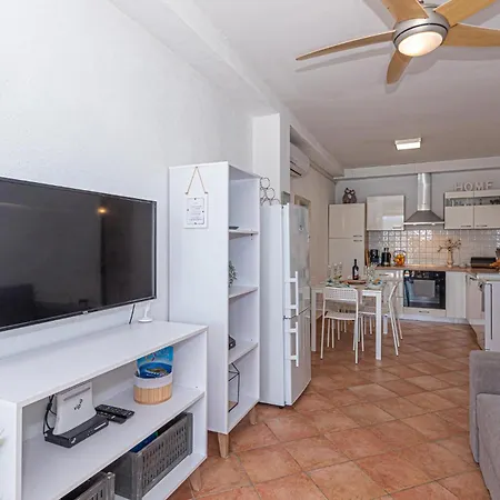 3 Bedroom Beautiful Home In Rogoznica بيت للعطل