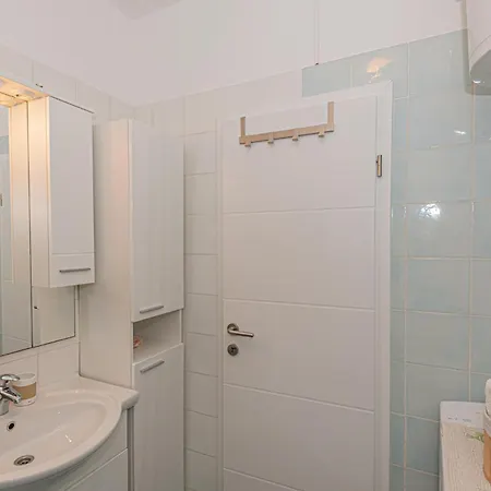 3 Bedroom Beautiful Home In Rogoznica روغوزنيكا